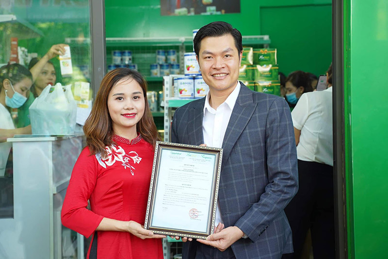 Chủ tịch HĐQT Công ty cổ phần thực phẩm dinh dưỡng hữu cơ Vinanutrifood Ông Phạm Quang Trường trao quyết định bổ nhiệm giám đốc siêu thị Nutri Mart chi nhánh số 3 tại Hoàng Mai - Hà Nội