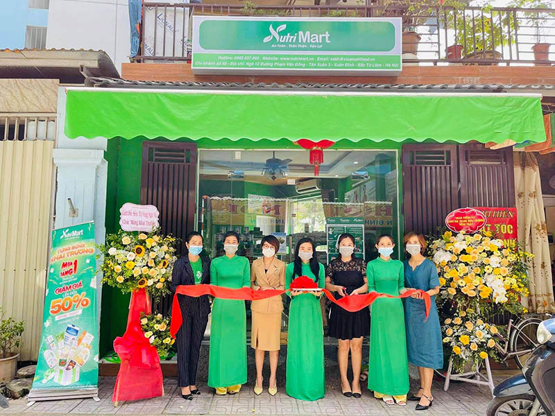  Giám đốc phát triển siêu thị toàn quốc Kiều Linh cắt băng khánh thành một chi nhánh Nutri Mart tại Hà Nội