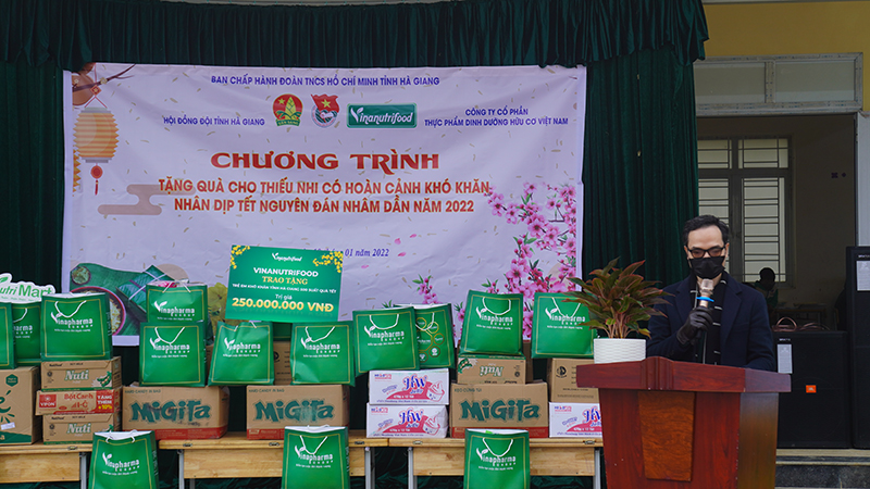 Vinanutrifood trao tặng 500 suất quà đến Ban giám hiệu trường tại tỉnh Hà Giang