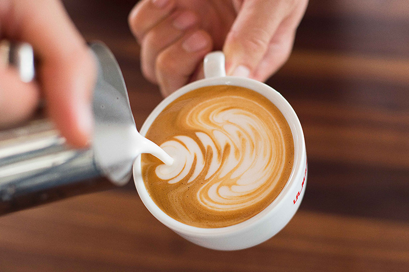 Ly cà phê được tạo hình bởi bàn tay chuyên nghiệp