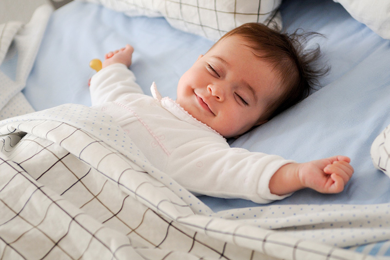 trẻ 1-4 tháng cần ngủ 15 tiếng mỗi ngày